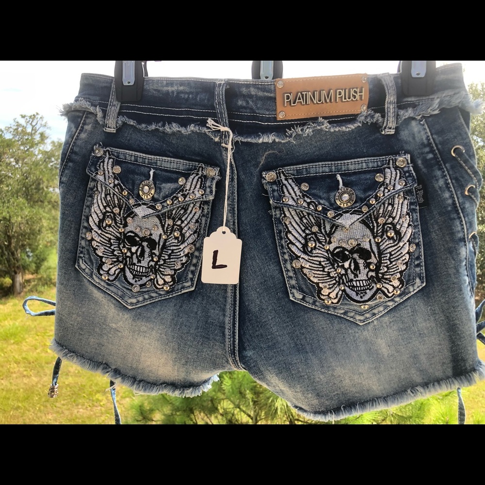 NEW with tags, Platinum Plush Skull Bling Shorts with Side Ties.
Size large